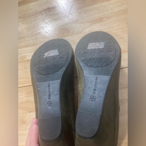 Beautiful Daisy Fuentes Mary Jane style wedge shoes in an army green like color - Picture 5 of 10